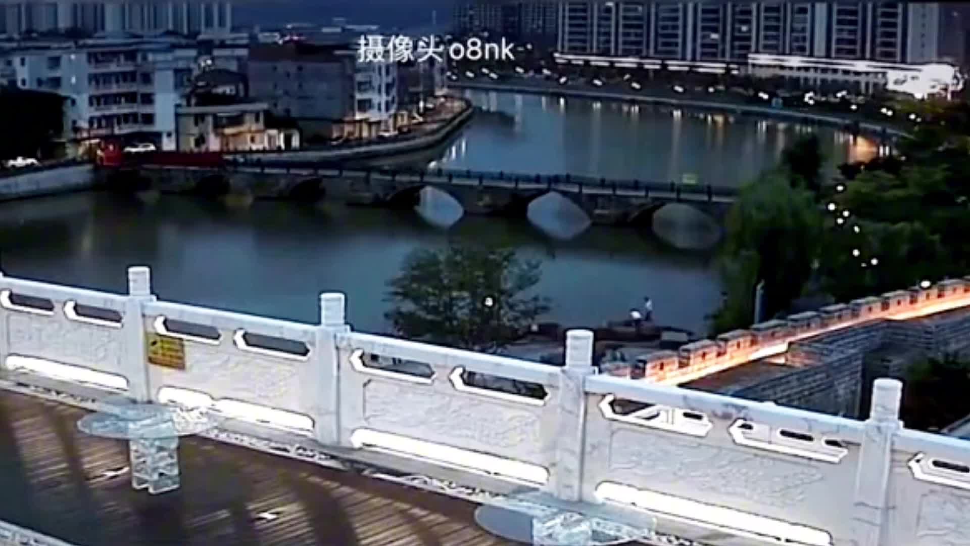 Video - Clip: Khoảnh khắc cây cầu cổ đổ sập khiến hai người rơi xuống sông