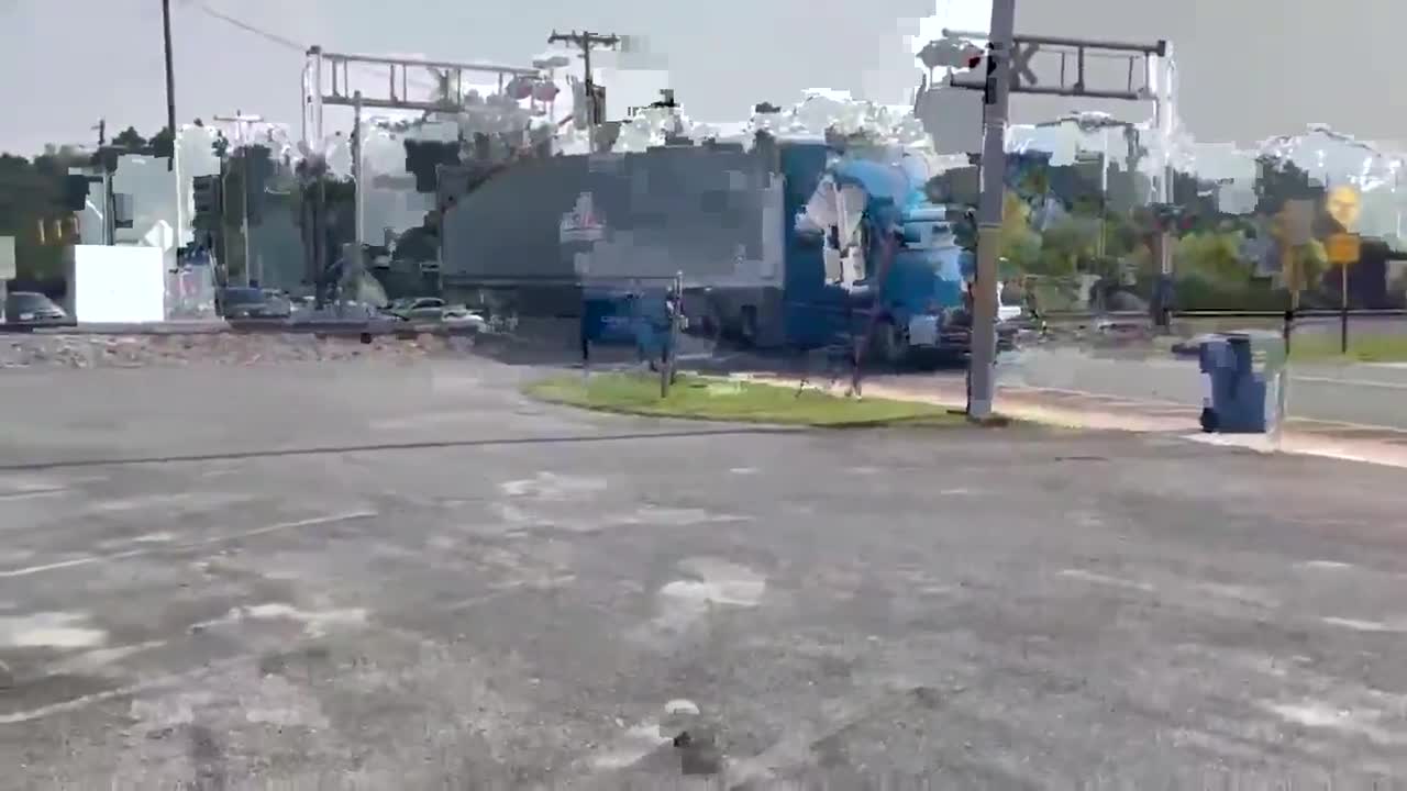 Video - Clip: Xe đầu kéo mắc kẹt giữa đường ray bị tàu hỏa tông kinh hoàng