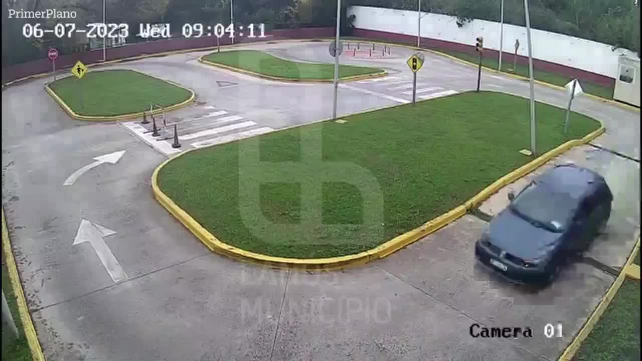 Video - Clip: Thi sát hạch lái xe, cụ bà đạp nhầm chân ga và cái kết