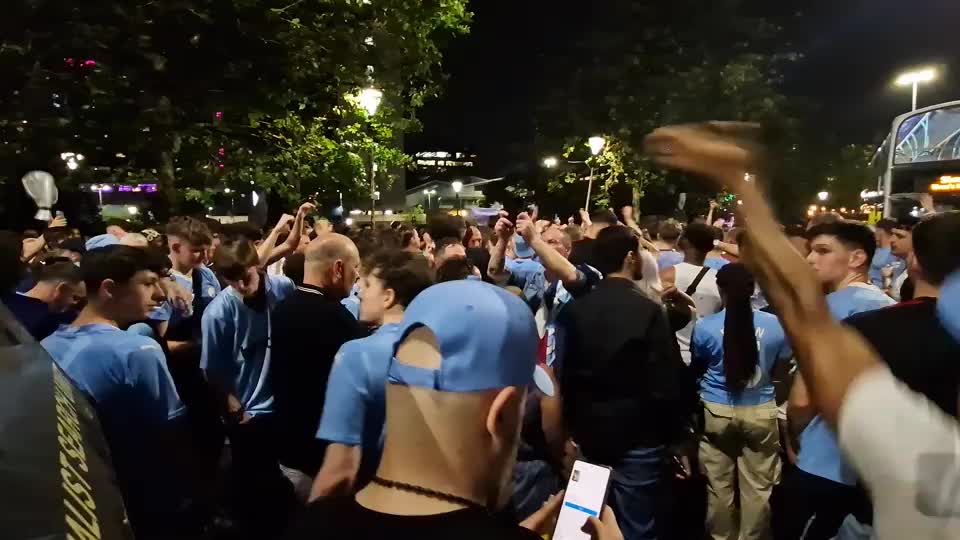 Video - Clip: CĐV Manchester City nhảy tưng bừng trên đầu xe cảnh sát