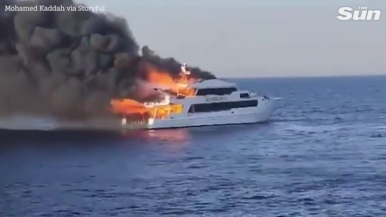 Video - Clip: 3 du khách người Anh mất tích sau khi chiếc tàu chở họ bốc cháy