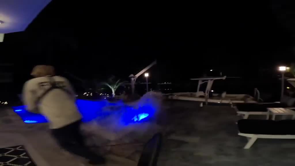 Video - Clip: Thót tim cảnh vây bắt cá sấu trong hồ bơi như phim hành động