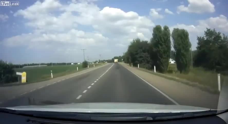 Video - Clip: Vượt ẩu tốc độ cao, ô tô con tông trực diện xe bồn