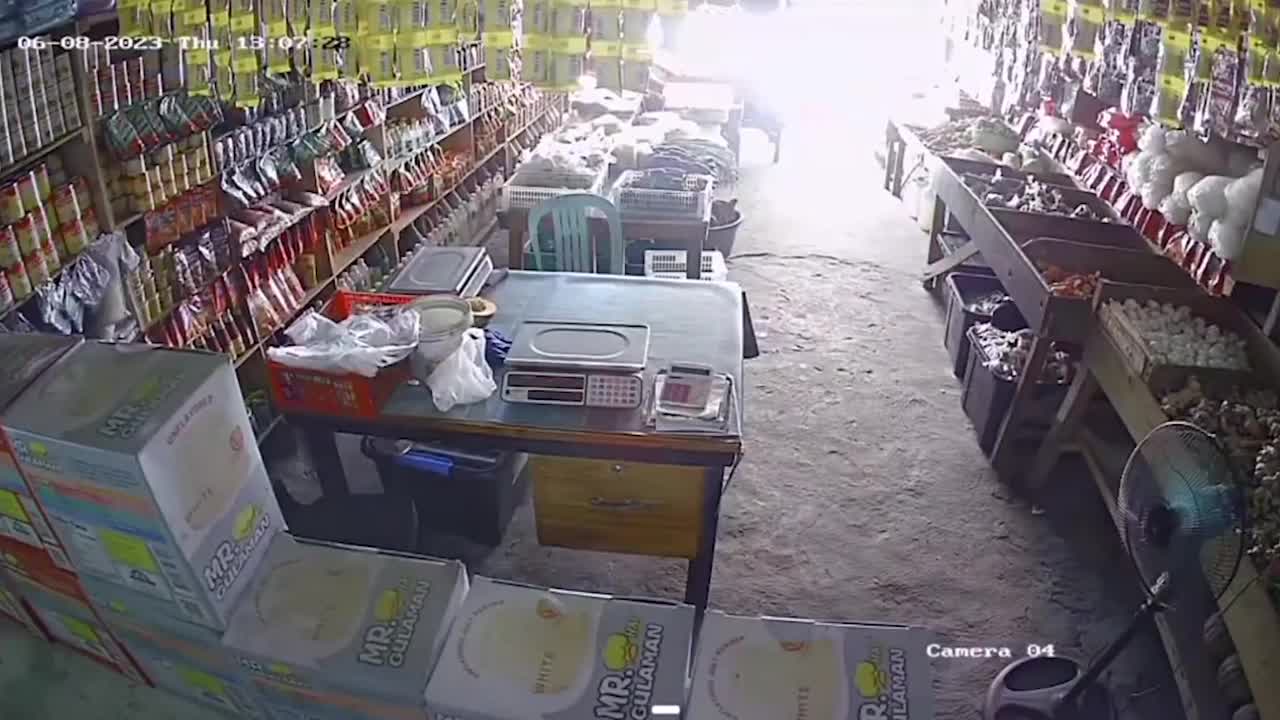 Video - Clip: Chó dại lao vào cửa hàng cắn vào mặt người phụ nữ rồi bỏ chạy