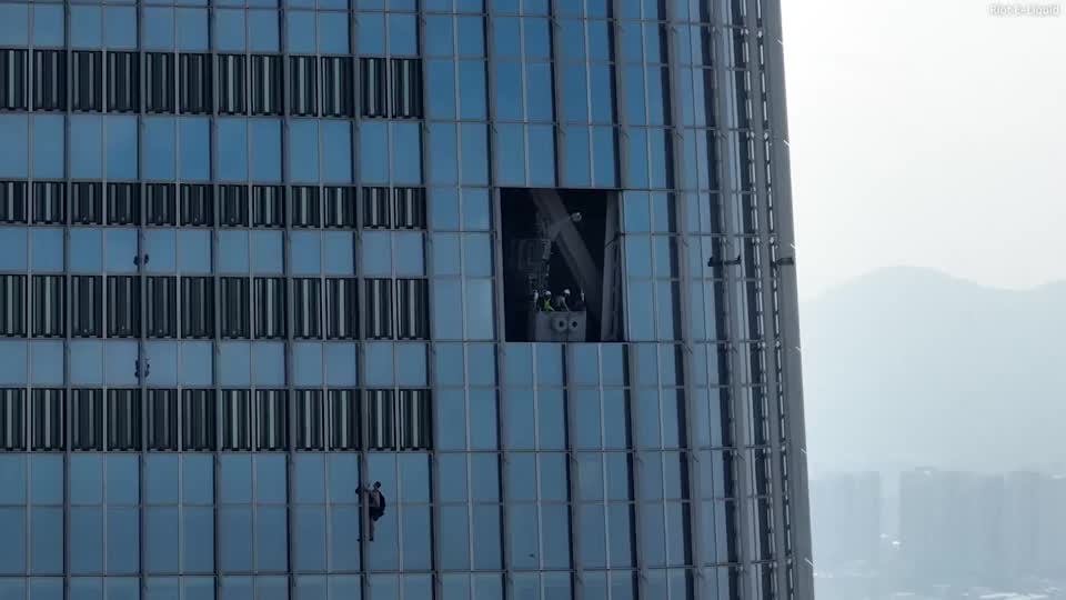 Video - Clip người đàn ông liều lĩnh leo tòa nhà 123 tầng và cái kết bất ngờ