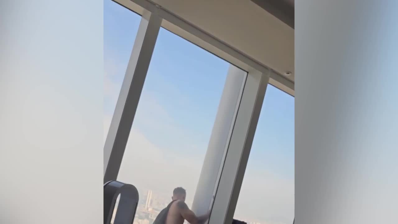 Video - Clip người đàn ông liều lĩnh leo tòa nhà 123 tầng và cái kết bất ngờ (Hình 2).