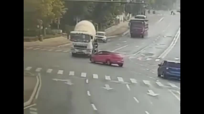 Video - Clip: Xe bồn lật nghiêng, đè bẹp ô tô con dừng đột ngột giữa đường