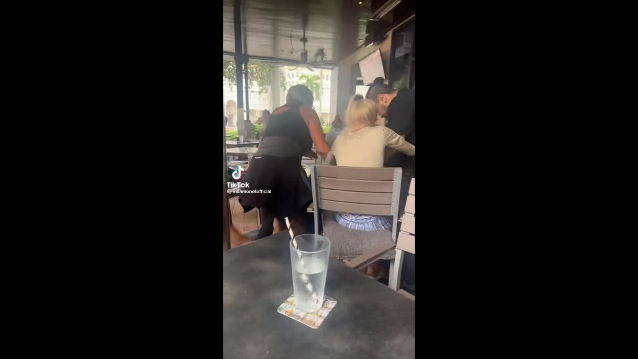 Video - Clip: Kinh hoàng khoảnh khắc Pitbull tấn công dã man chú chó con