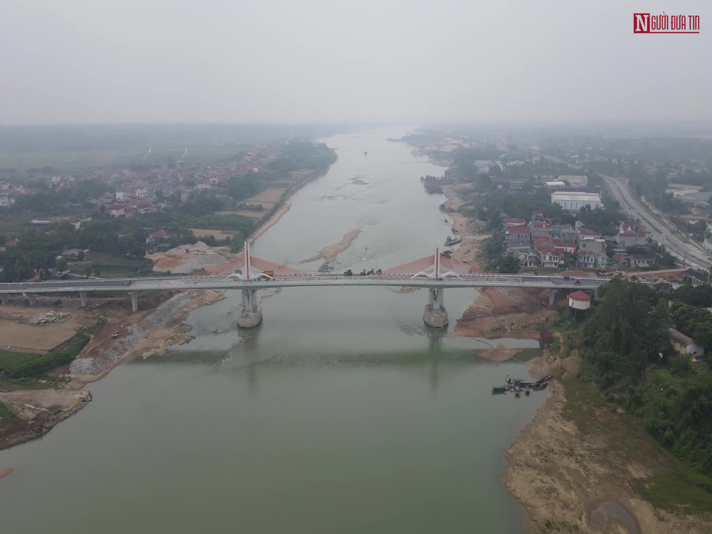 Sự kiện - Trải thảm nhựa mặt cây cầu trị giá hơn 500 tỷ, nối Vĩnh Phúc - Phú Thọ
