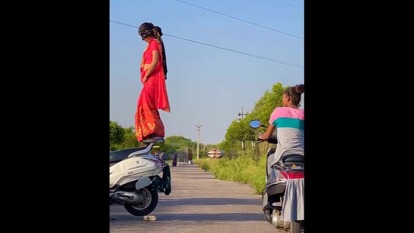 Video - Clip: Cô gái bịt mắt, đứng trên xe máy thực hiện cú nhảy ngoạn mục