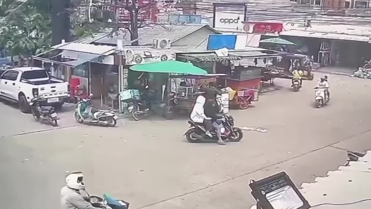 Video - Clip: Trâu “điên” tấn công kinh hoàng những người đi mua hàng tại chợ