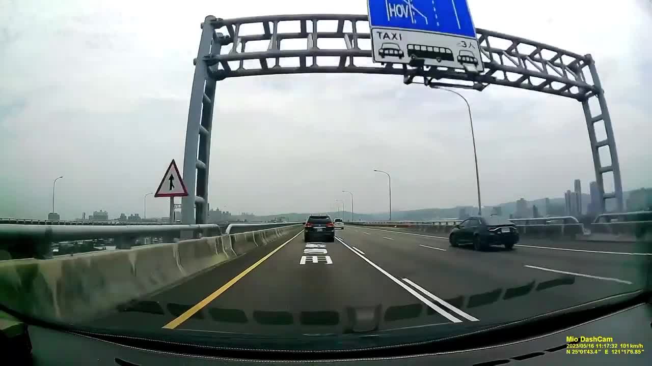 Video - Clip: Ô tô Bentley và Toyota đâm nhau như phim hành động trên cao tốc