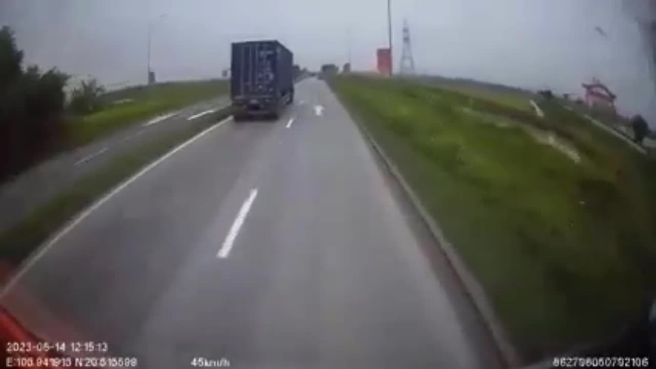 Video - Clip: Khoảnh khắc xe đầu kéo tông trúng chiến sĩ CSGT ở Hà Nam