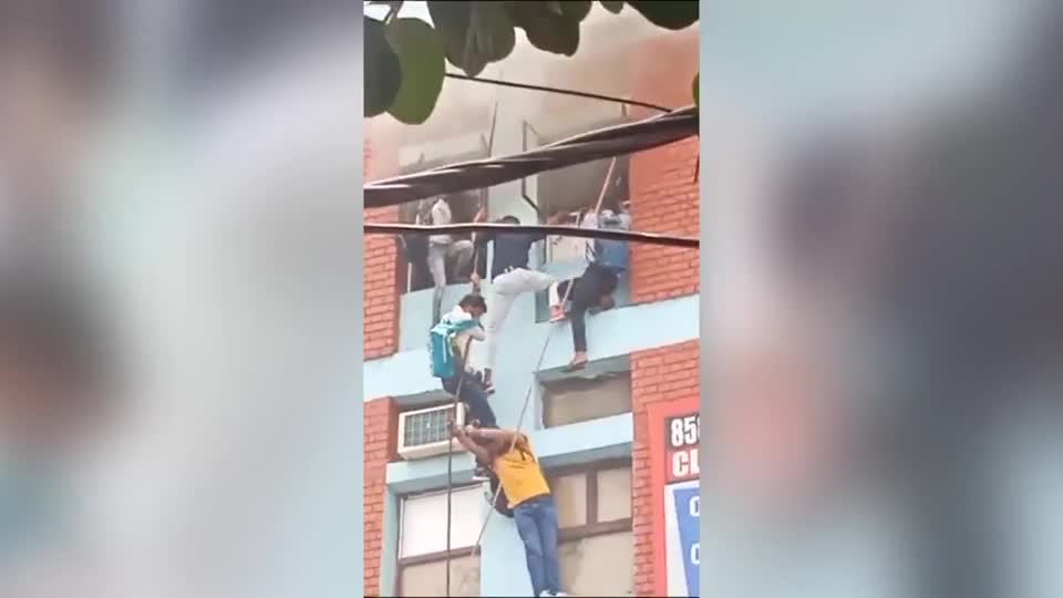 Video - Clip: Các sinh viên hoảng loạn trèo xuống khỏi tòa nhà đang cháy lớn