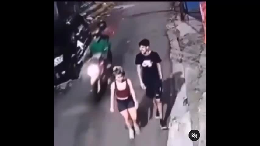 Video - Clip: Gặp cướp, nam thanh niên để mặc bạn gái rồi bỏ chạy thục mạng