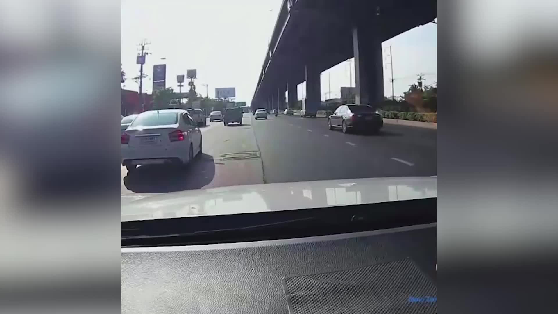 Video - Clip: Biển quảng cáo rơi khỏi cầu, đáp trúng kính chắn gió ô tô