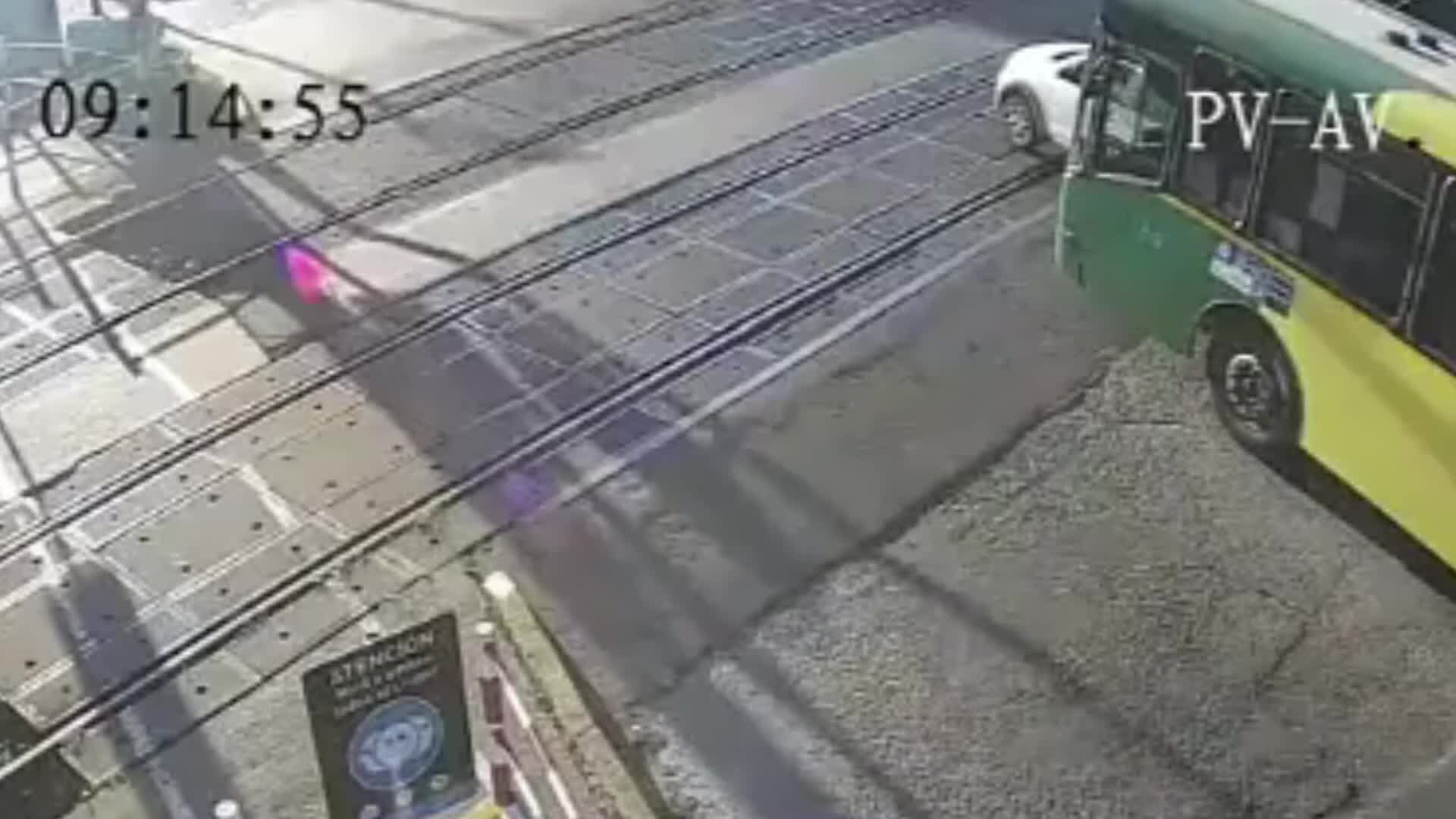 Video - Clip: Mắc kẹt trên đường ray, ô tô con bị tàu hỏa tông trúng