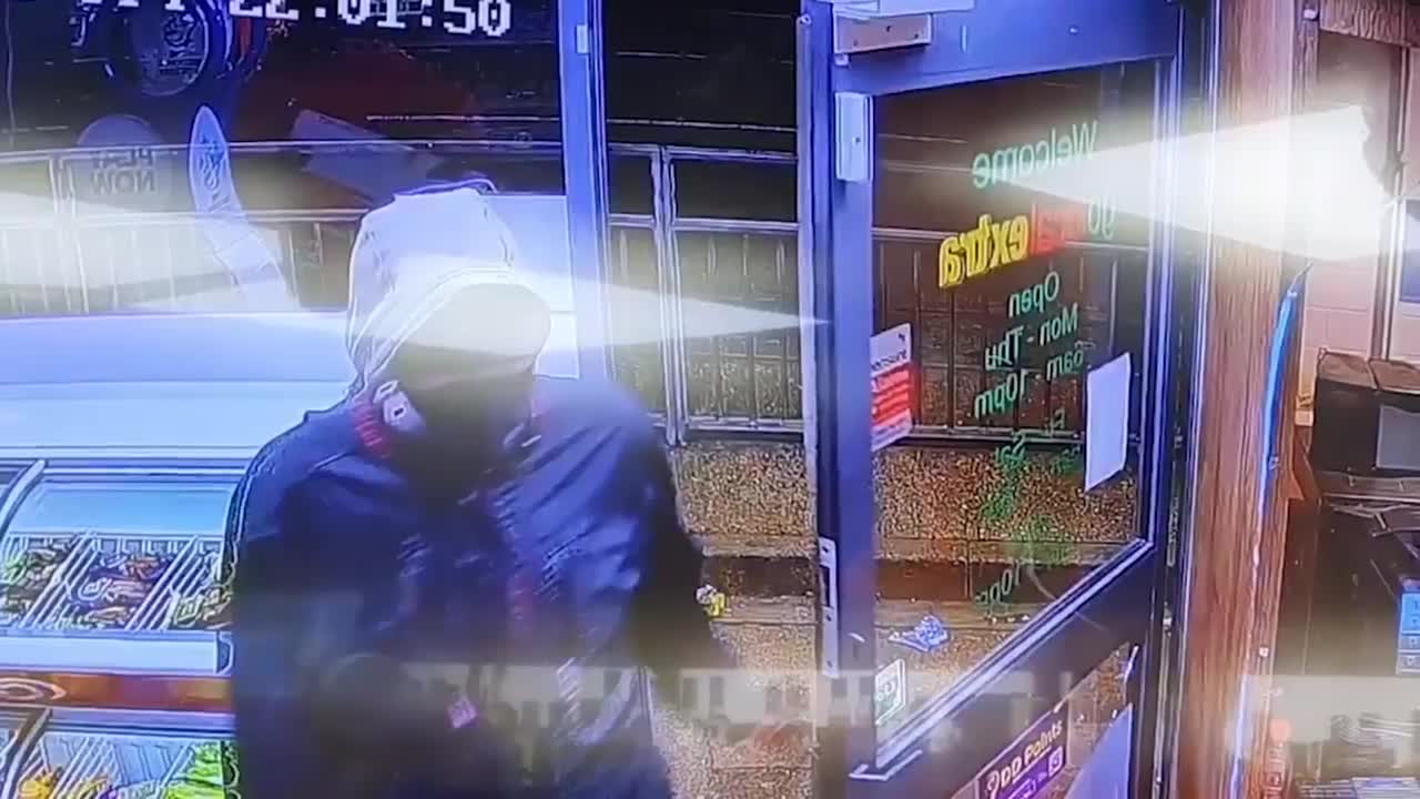 Video - Clip: Chủ cửa hàng nhanh trí khiến tên cướp bị tóm gọn