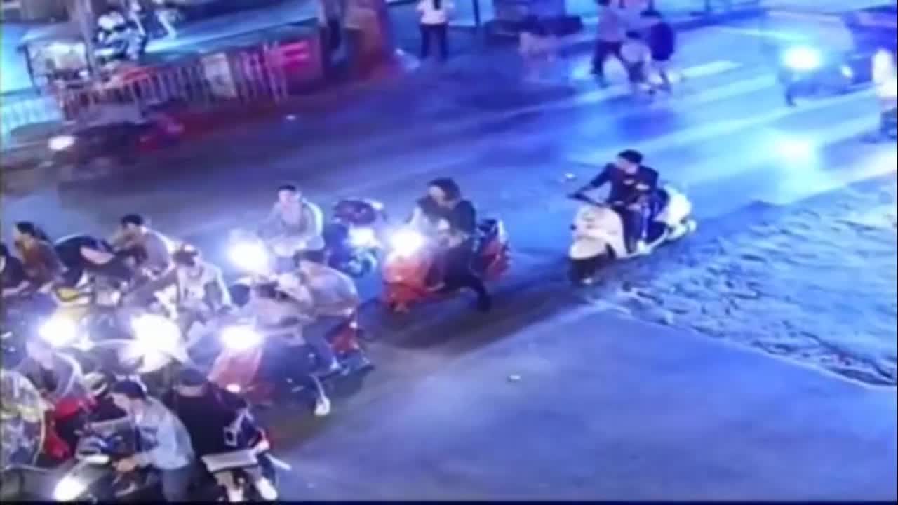 Video - Clip: Bị đá rơi trúng đầu, người đàn ông đi xe máy ngã gục xuống đường