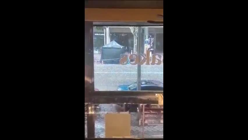 Video - Clip: Du khách ở Madrid bất ngờ trước trận mưa đá vào giữa mùa hè