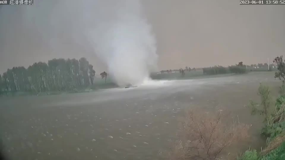 Video - Clip: Lốc xoáy mạnh quét qua miền Bắc Trung Quốc