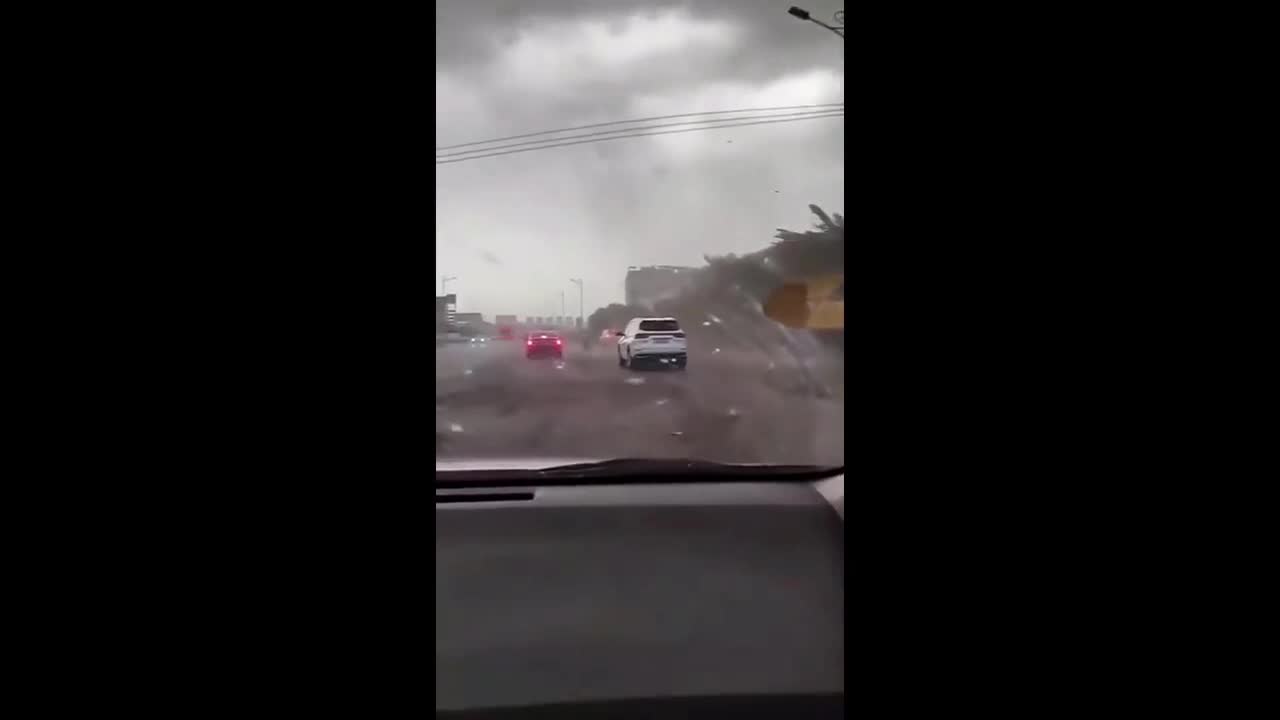 Video - Clip: Lốc xoáy kinh hoàng, cuốn bay ô tô và xe tải trên đường