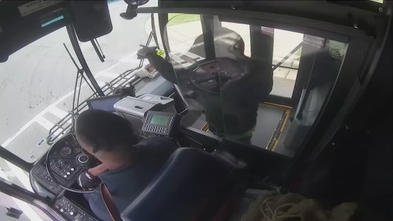 Video - Clip: Tài xế xe buýt và hành khách rút súng bắn nhau sau khi tranh cãi