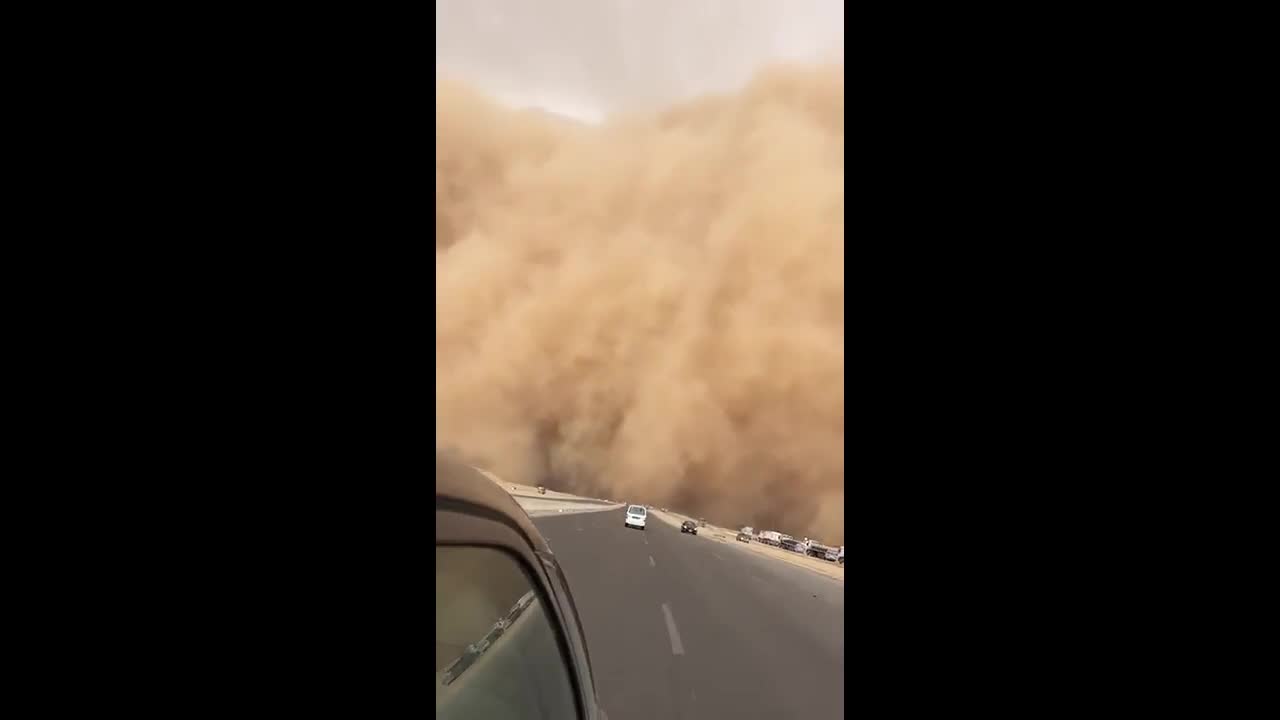 Video - Clip: Kinh hoàng bão cát khổng lồ bao trùm Cairo