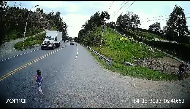 Video - Clip: Bé gái chạy ra đường bị 2 xe máy đâm trúng và cái kết thót tim