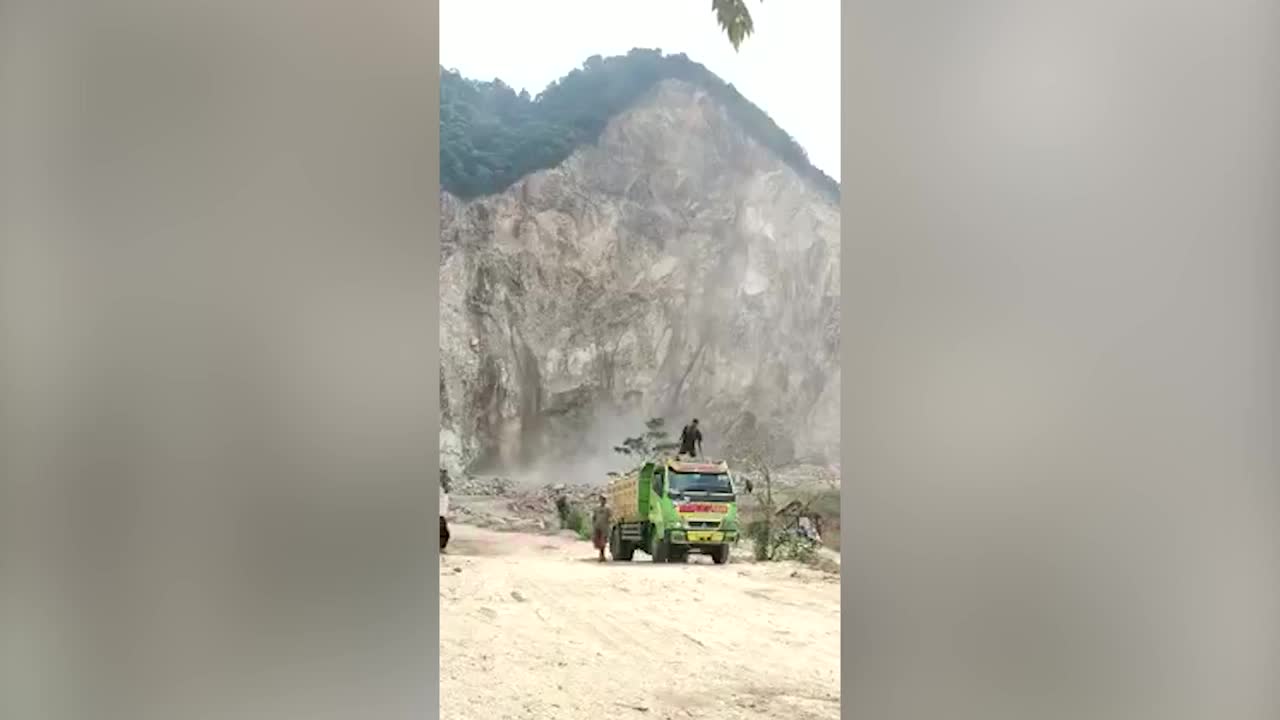 Video - Clip: Lở đất ập xuống mỏ đá khiến công nhân hoảng loạn tháo chạy