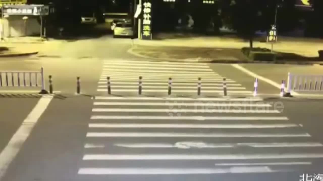 Video - Clip: Hố tử thần khổng lồ bất ngờ 'nuốt chửng' người đi xe máy
