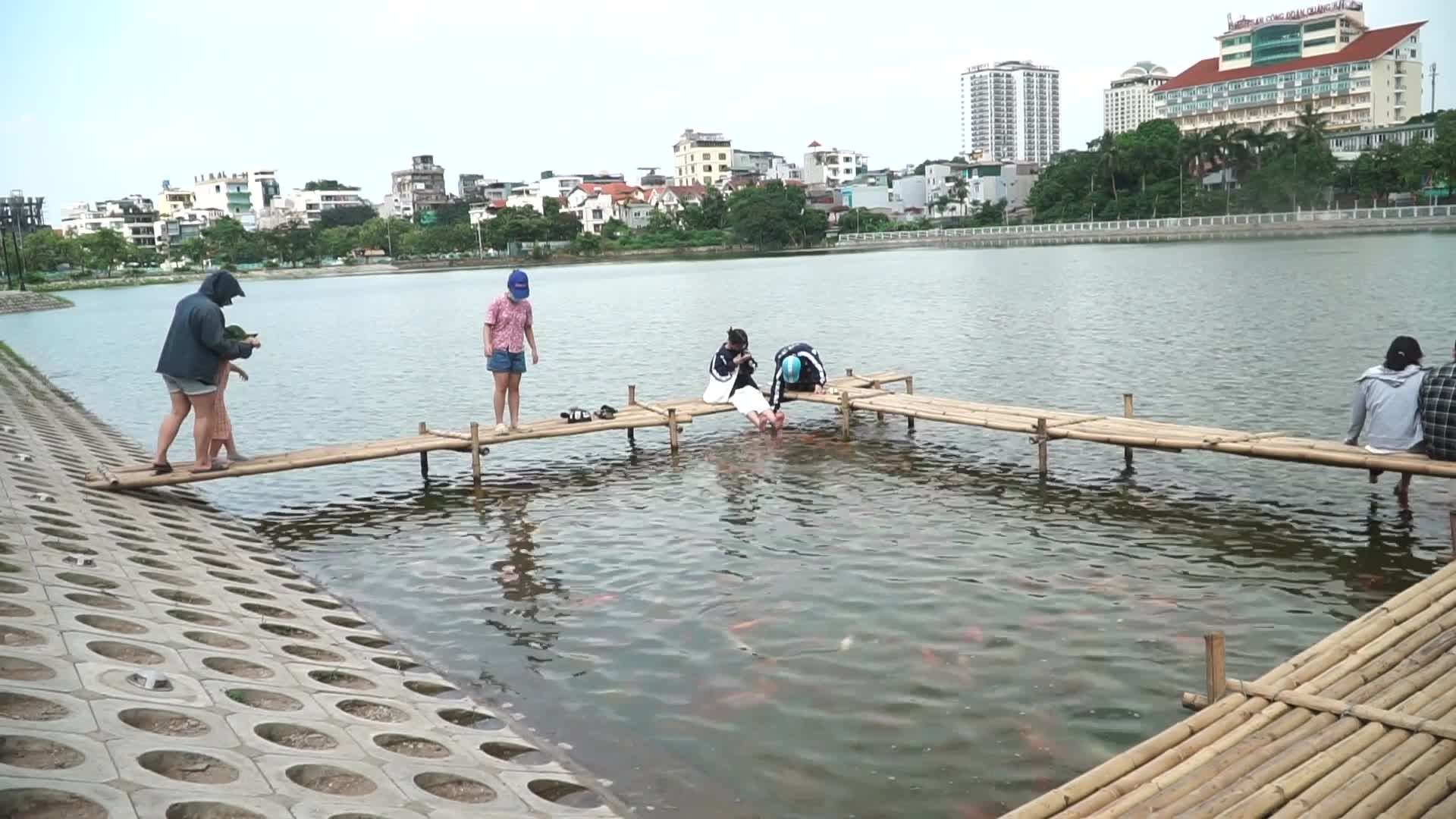 Dân sinh - Người dân Thủ đô thích thú trải nghiệm tại hồ cá koi rộng 3,5ha