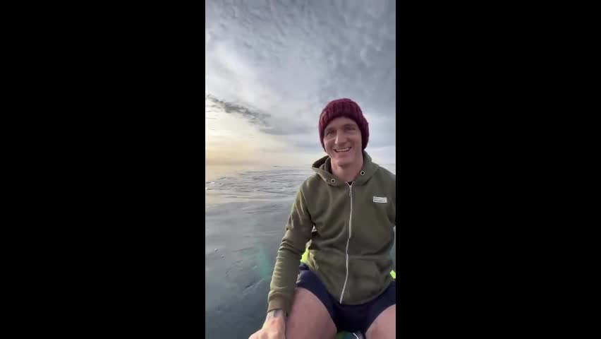 Video - Clip: Kinh ngạc 3 cá voi khổng lồ bơi cạnh thuyền nhỏ