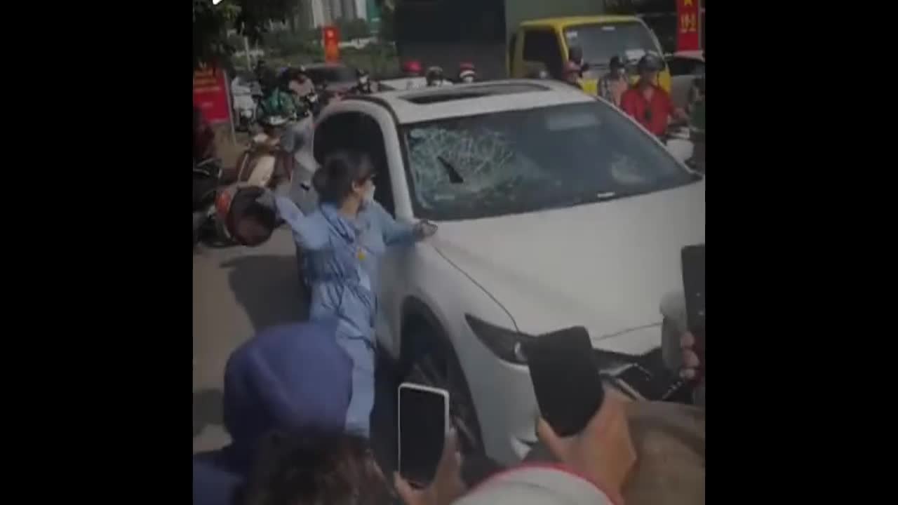 Video - Clip: Người phụ nữ cầm mũ bảo hiểm đập nát kính ô tô giữa phố