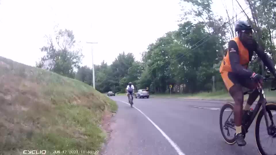 Video - Clip: Con nai điên cuồng lao qua đường, tông vào người đi xe đạp
