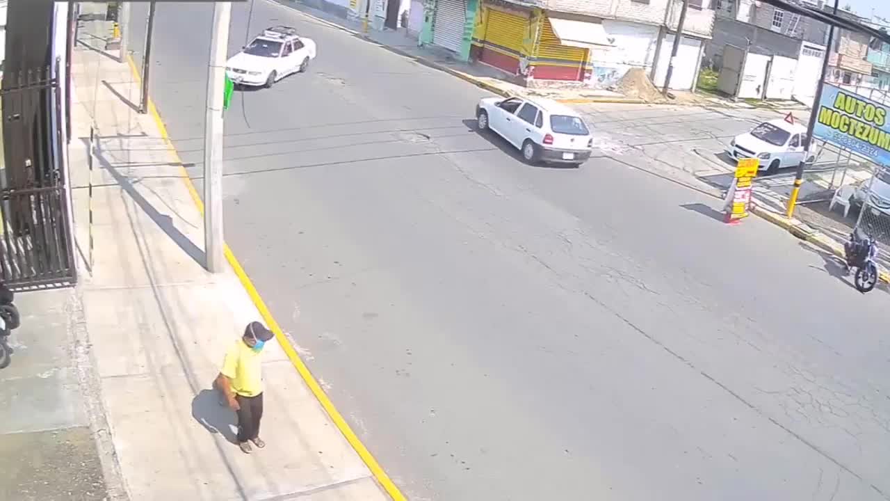 Video - Clip: Mất lái, ô tô gãy làm đôi khi lao như tên bắn vào cột điện