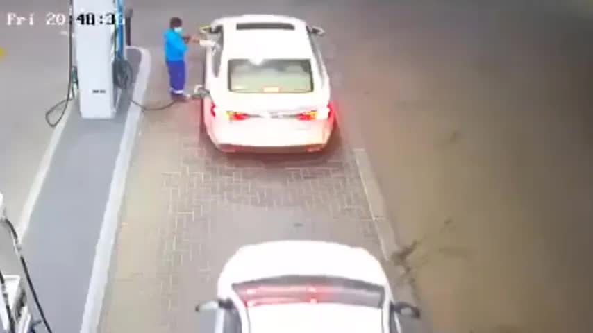 Video - Clip: Lửa đột ngột bùng lên khi tài xế đang trả tiền xăng và cái kết