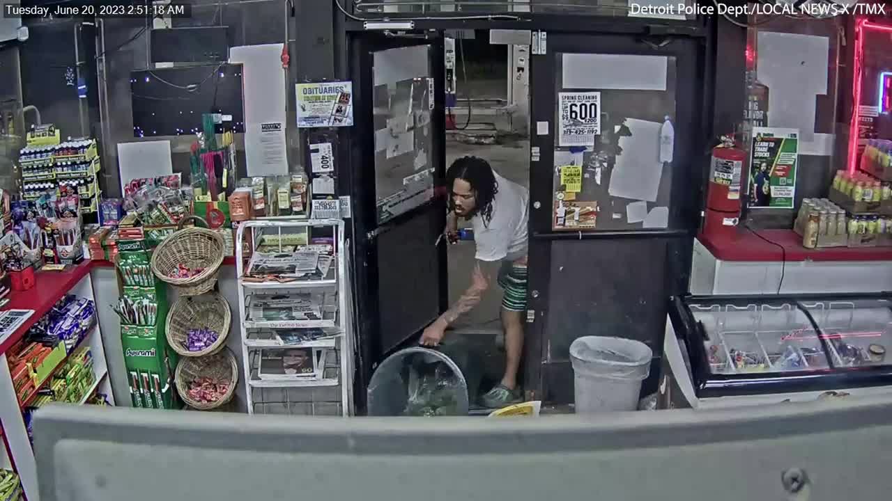 Video - Clip: Người đàn ông bất ngờ châm lửa đốt cửa hàng ở trạm xăng