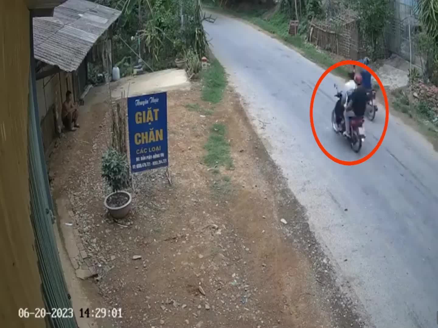 Video - Clip: Bị xe máy tông trực diện, tài xế xe tải ôm đầu kêu than