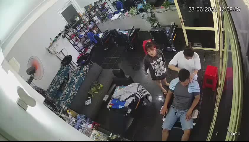 Video - Clip: Người đàn ông đi ô tô nhanh tay lấy điện thoại trong tiệm tóc