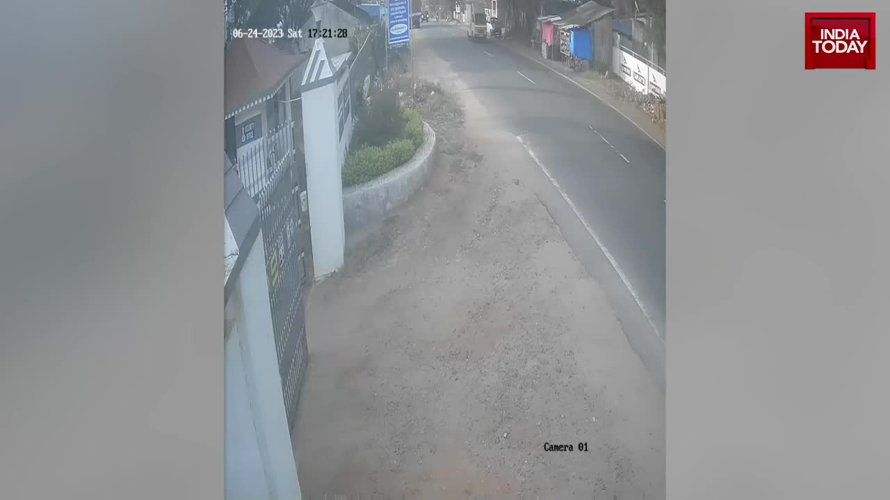 Video - Clip: Vượt ẩu tốc độ cao, ô tô tông 2 người đi xe máy văng cao 3 mét
