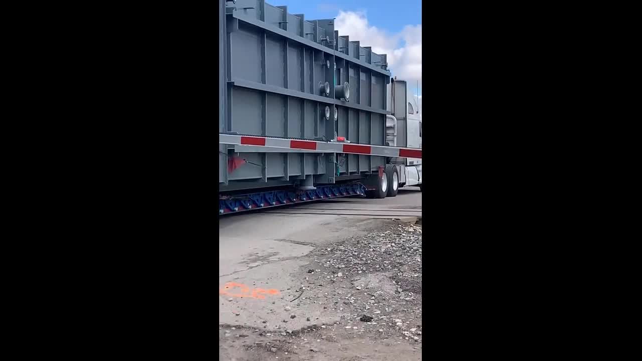 Video - Clip: Kẹt giữa đường ray, container bị tàu húc bay như phim hành động