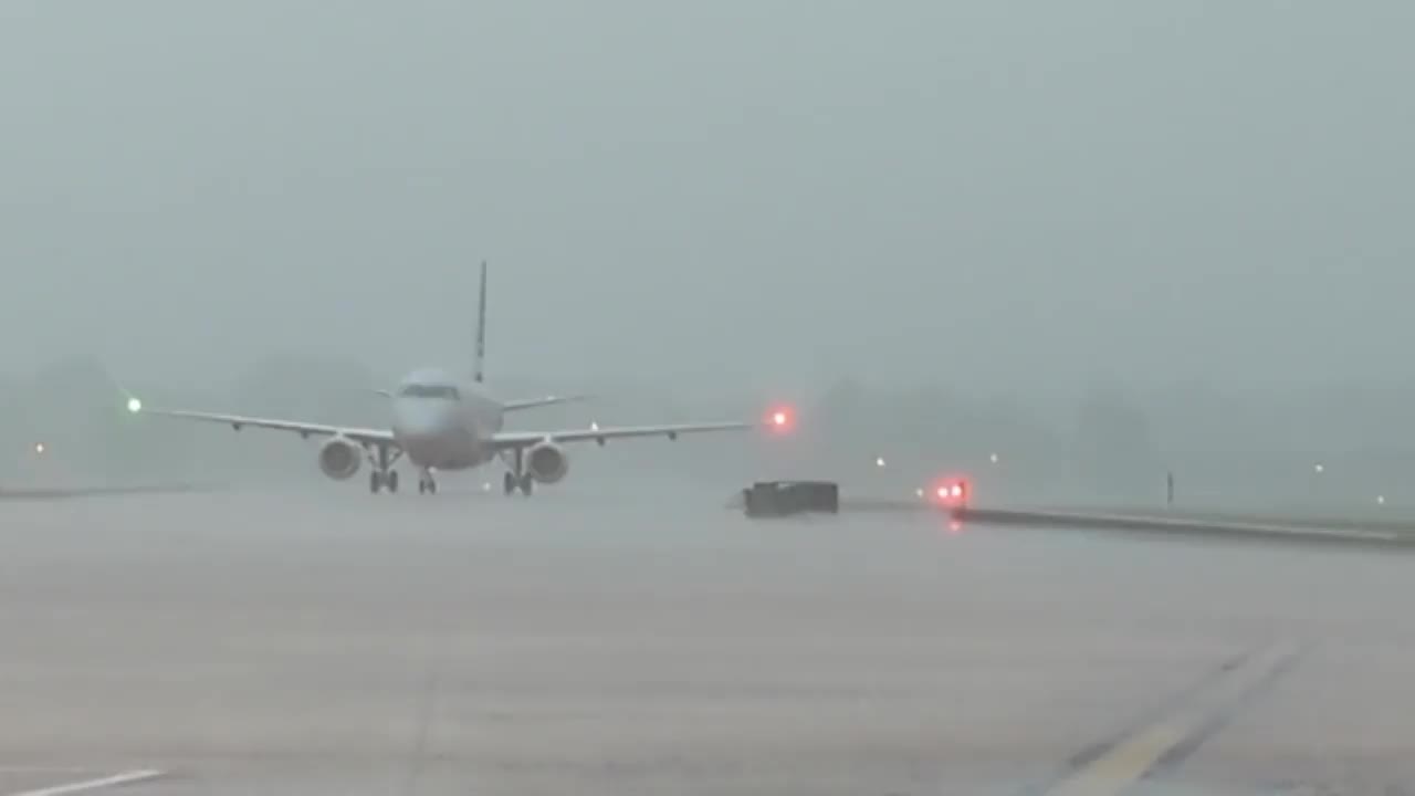 Video - Clip: Khoảnh khắc máy bay chở khách bị sét đánh trúng trên đường băng
