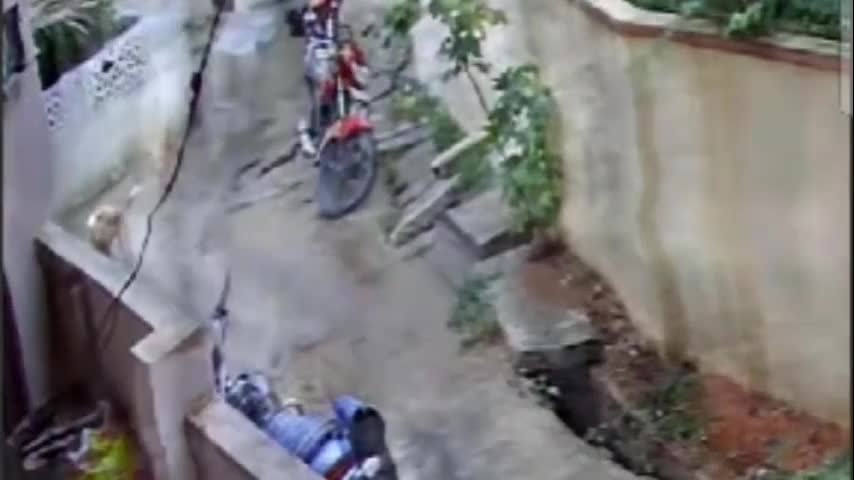 Video - Clip: Bé gái bị chó hoang tấn công, kéo lê trên đường và cái kết