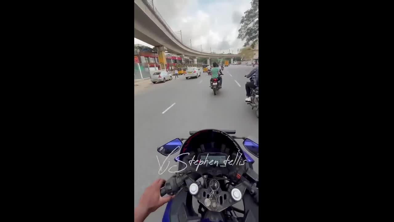 Video - Clip: Tranh cãi, tài xế ô tô đánh lái đâm xe máy để 'trả đũa'