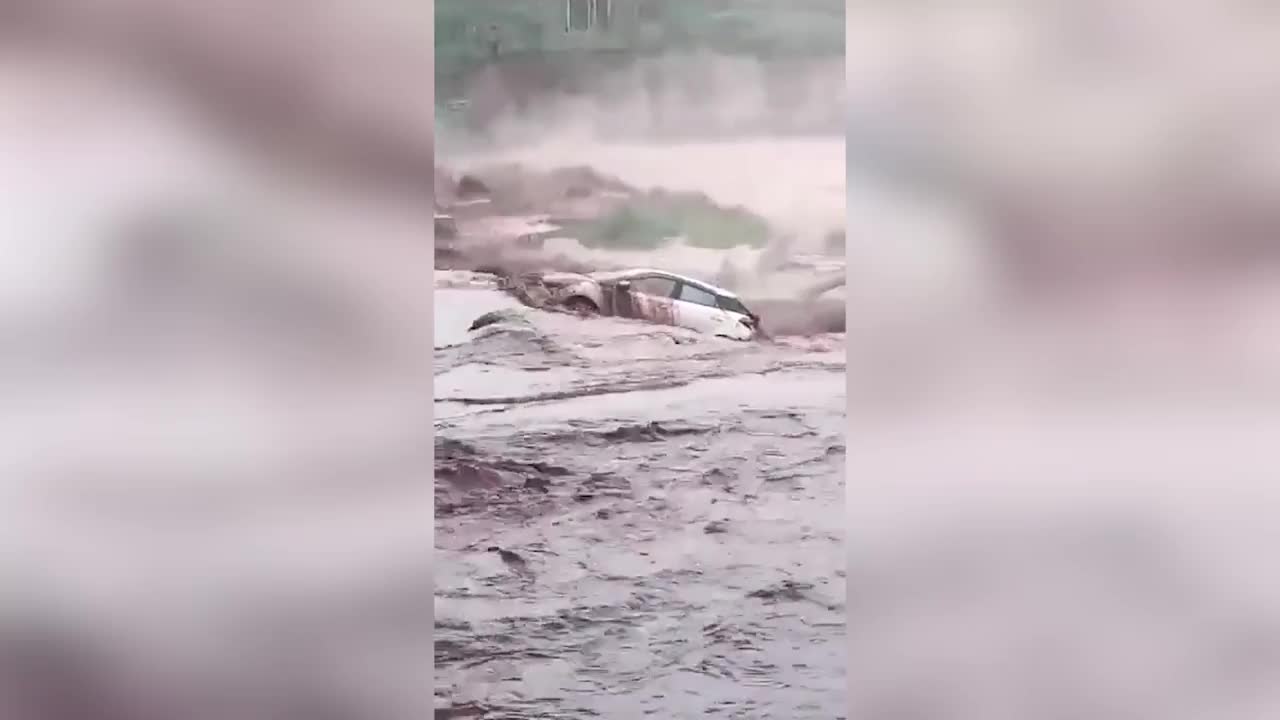 Video - Clip: Người dân mạo hiểm cứu nữ tài xế bị mắc kẹt giữa dòng nước lũ