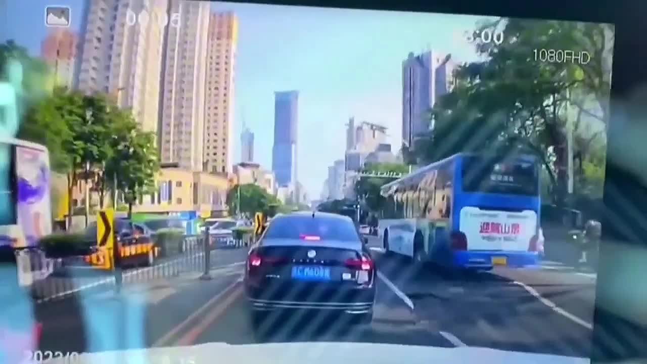 Video - Clip: Ô tô con đang chạy trên đường bất ngờ bị hố tử thần 'nuốt chửng'