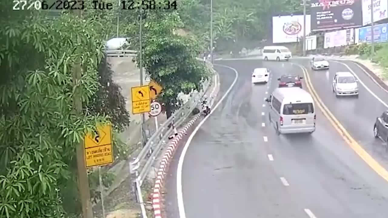 Video - Clip: Kinh hoàng ô tô trượt xuống đường núi trong mưa bão