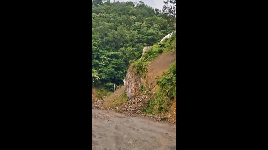 Video - Clip: Xe ben lăn xuống chân núi, tài xế vội vàng nhảy khỏi cabin
