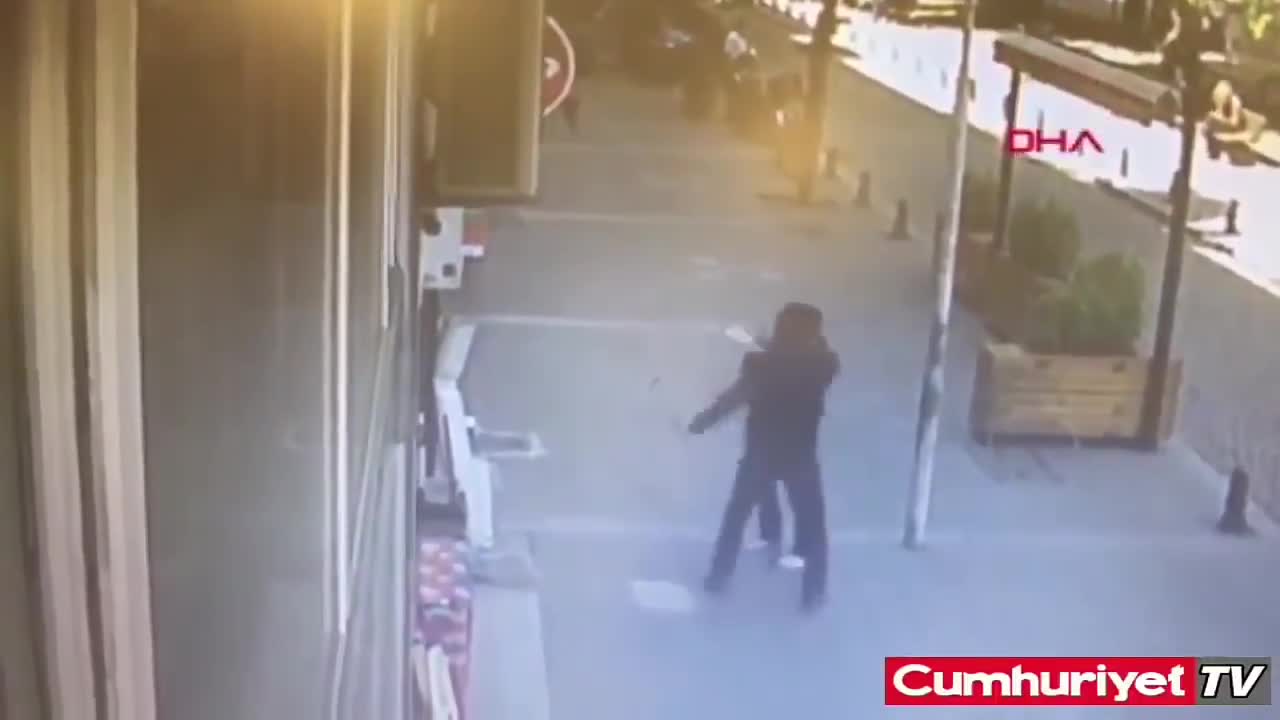 Video - Clip: Đánh vợ giữa phố, người đàn ông bị thanh niên 'tung đòn' hạ gục